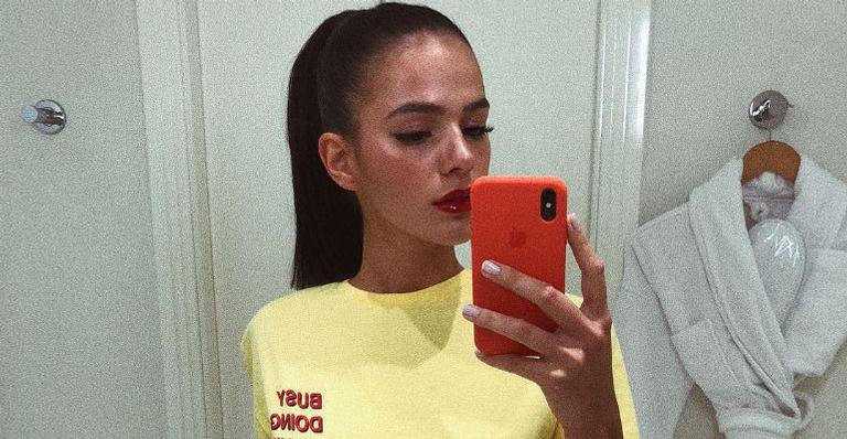 Amigas! Bruna Marquezine surge em clique com colegas de elenco