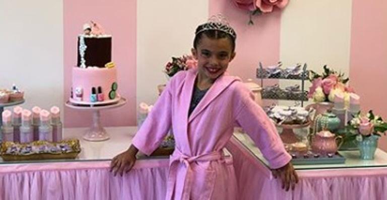 Filha de Vitor Belfort e Joana Prado comemora 9 anos com festa em spa
