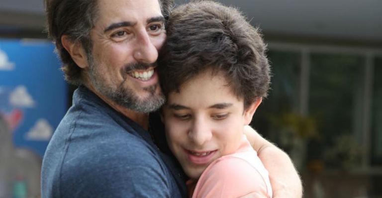 Filho de Marcos Mion se empolga com clássico do rock e faz coreografia ao lado do pai