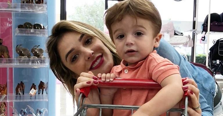 Rafa Brites se diverte brincando de esconde-esconde com o filho, Rocco