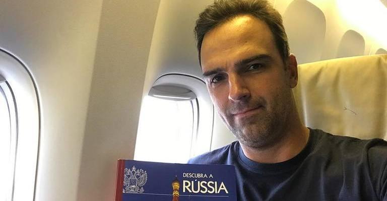 Já na Rússia, Tadeu Schmidt deseja parabéns para filha que ficou no Brasil: “Saudade está tão forte”