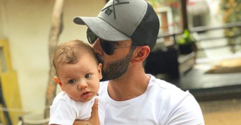 Andressa Suita mostra Gusttavo Lima mimando o filho