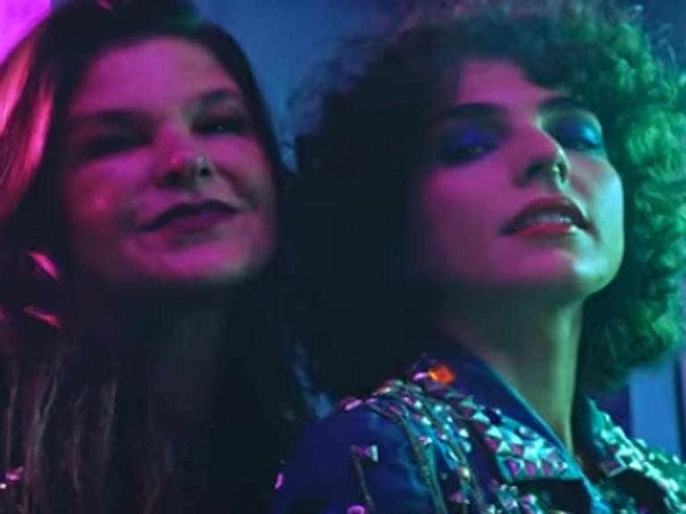 Julia Konrad e Cristiana Oliveira trocam beijo em novo clipe romântico