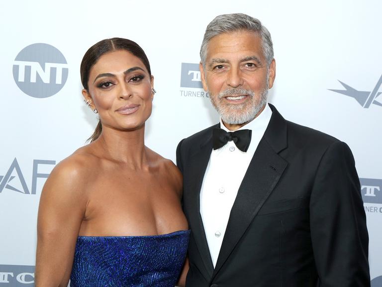 Em Los Angeles, Juliana Paes posa ao lado do ator hollywoodiano George Clooney