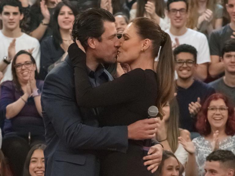 Laura Muller dá beijão em novo namorado, Ricardo Ferreira