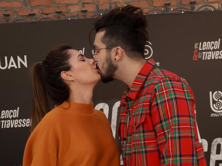 Luan Santana troca beijos apaixonados com a namorada, Jade Magalhães