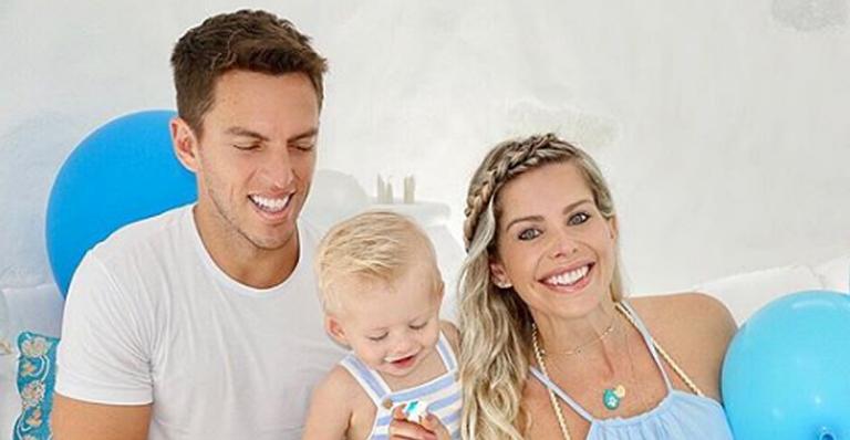 Na Grécia, Karina Bacchi comemora 10 meses de Enrico com festa