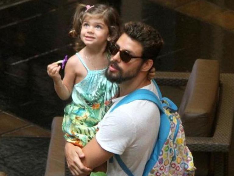 Cauã Reymond flagra filha de 6 anos cantando e se declara: “Assim você mata o papai”