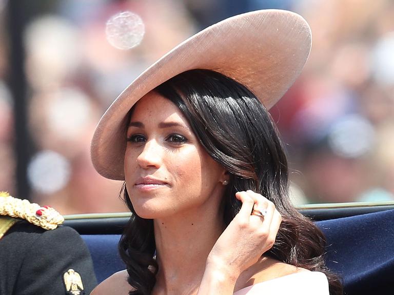 Meghan Markle aparece deslumbrante em evento com a família real
