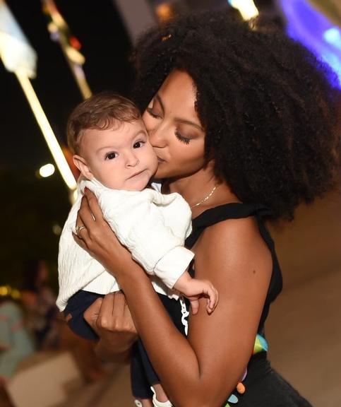 Com menos de 1 anos, filho de Sheron Menezzes se diverte com o pai na natação