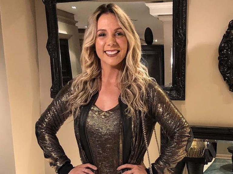 Carla Perez esbanja corpão em posição de Ioga