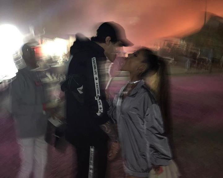 Ariana Grande fica noiva de Pete Davidson após poucas semanas de namoro