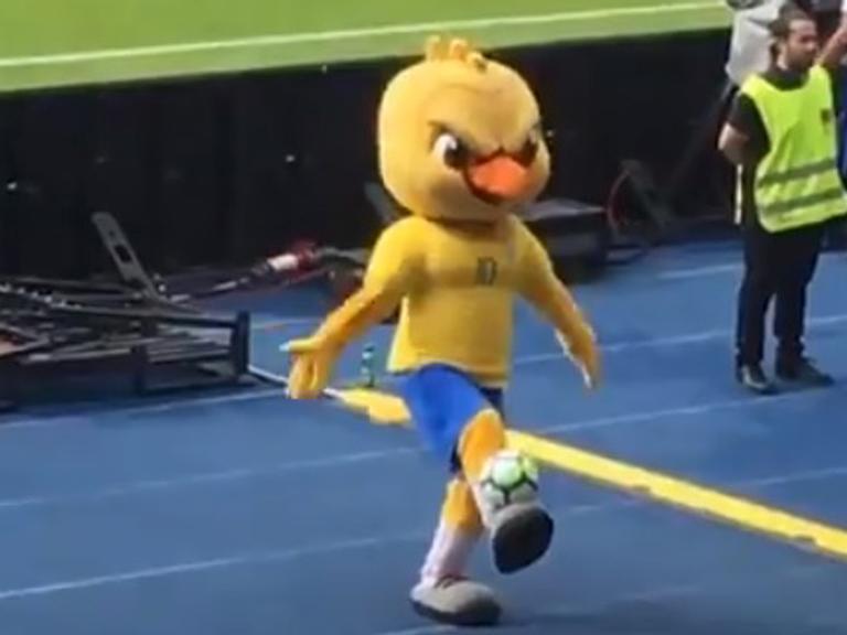 Mascote do Brasil na Copa passeia pela Áustria durante amistoso e vira meme na internet