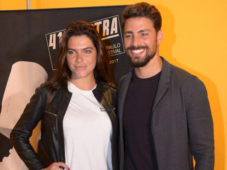 Cauã Reymond filma a namorada, Mariana Goldfarb, cozinhando: “Que isso novinha?”