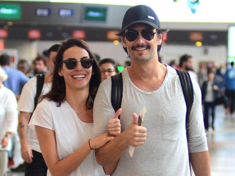 Com novo visual, Rodrigo Santoro viaja com Mel Fronckowiak para Paris
