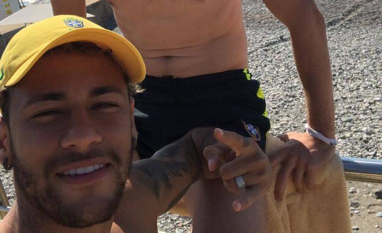 Em dia de folga, Neymar curte praia junto com jogadores da seleção
