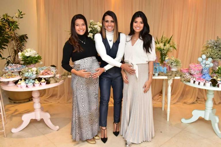 Vovó em dose dupla! Solange Frazão faz chá de bebê para as duas filhas grávidas