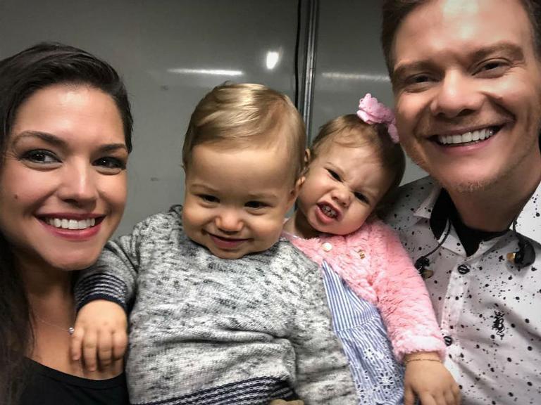 Thais Fersoza derrete o coração dos internautas com foto em família