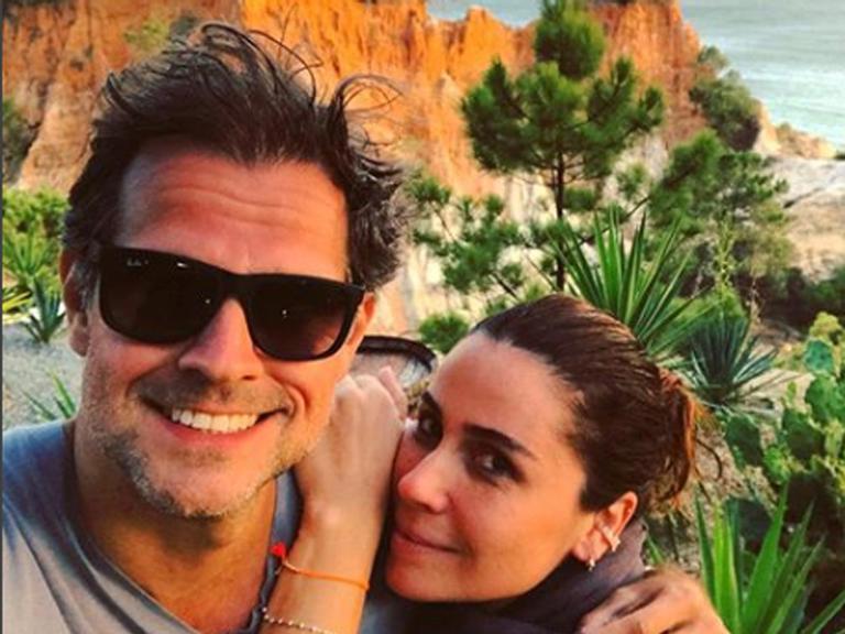 Em clique raro, Giovanna Antonelli dá beijão no marido e fala da saudade