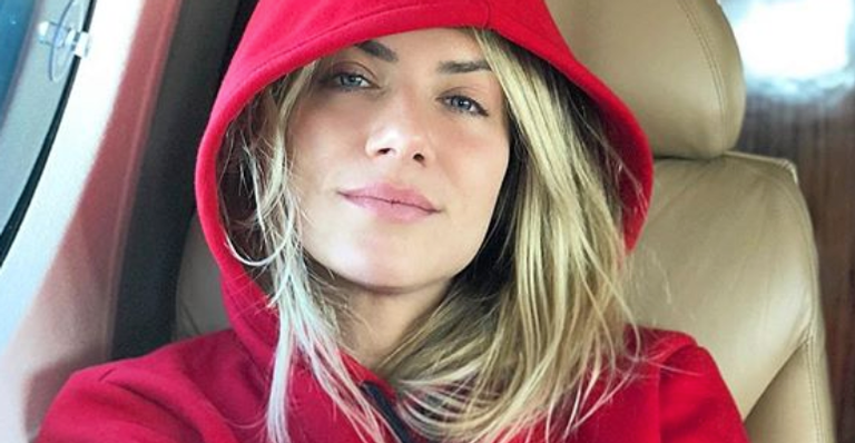Em cruzeiro pela Itália, Giovanna Ewbank aposta em look com mega decote e recebe elogios