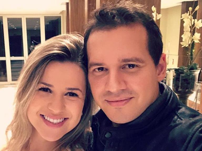 Sempre discreto, Dony De Nuccio dá beijão em namorada e se declara