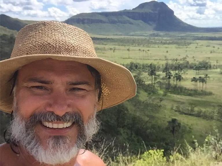 Leonardo Vieira posa com namorado e rebate comentário preconceituoso