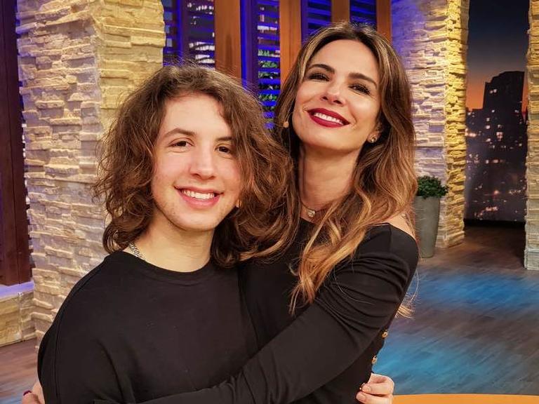 Lucas Jagger fala sobre ter pais famosos: “Não é estranho”