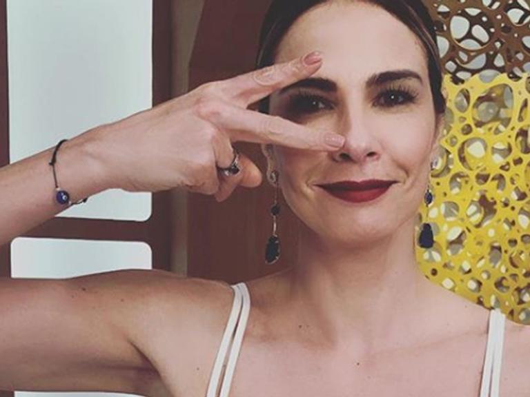 Luciana Gimenez mostra buquê de flores e faz suspense