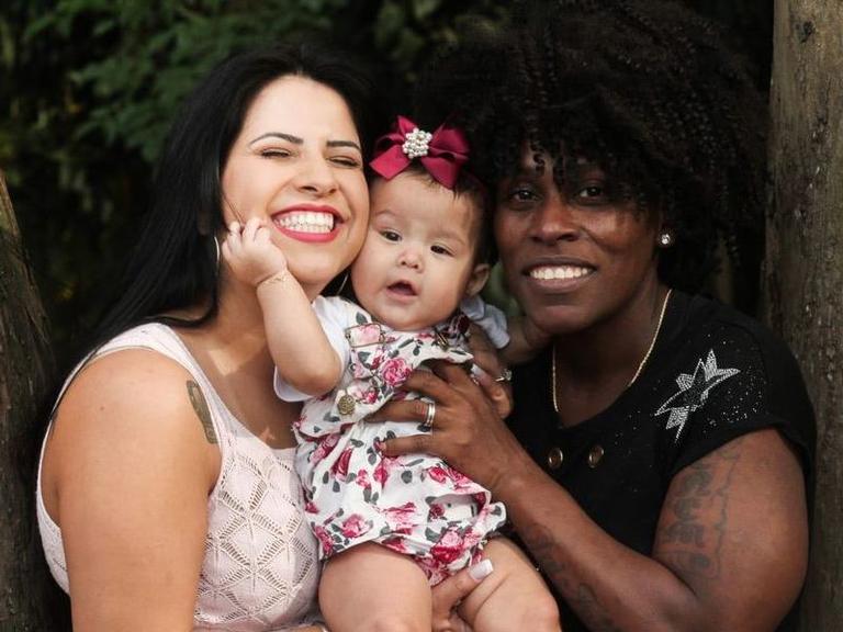 Neném, da dupla com Pepê, faz ensaio de fotos com esposa e filha no Dia dos Namorados