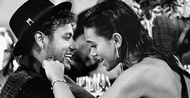 Com direito a beijos, caras e bocas, Bruna Marquezine se declara para Neymar Jr.