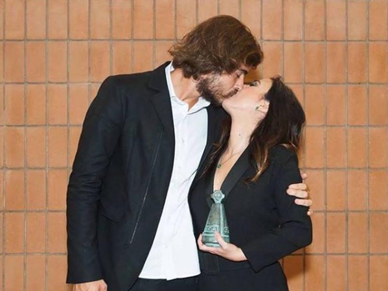 Em clima de romance, Tatá Werneck mostra presentes que ganhou de Rafa Vitti