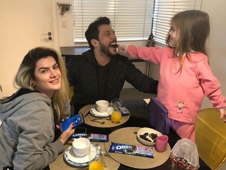 Valentina Muniz, filha do humorista Ceará, dá show de fofura ao ganhar cachorrinho