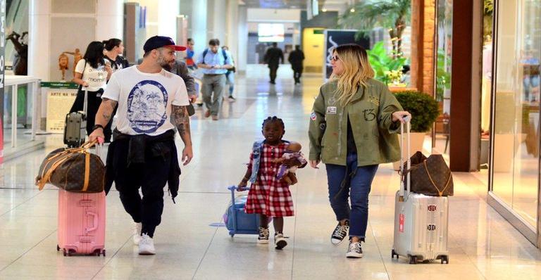 Bruno Gagliasso, Giovanna Ewbank e Títi esbanjam estilo em aeroporto