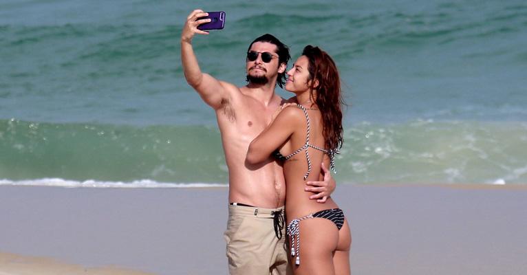 Bruno Gissoni e Yanna Lavigne são flagrados aos beijos em dia de praia no Rio