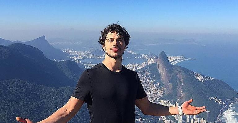 José Loreto usa metrô do Rio de Janeiro para ir trabalhar