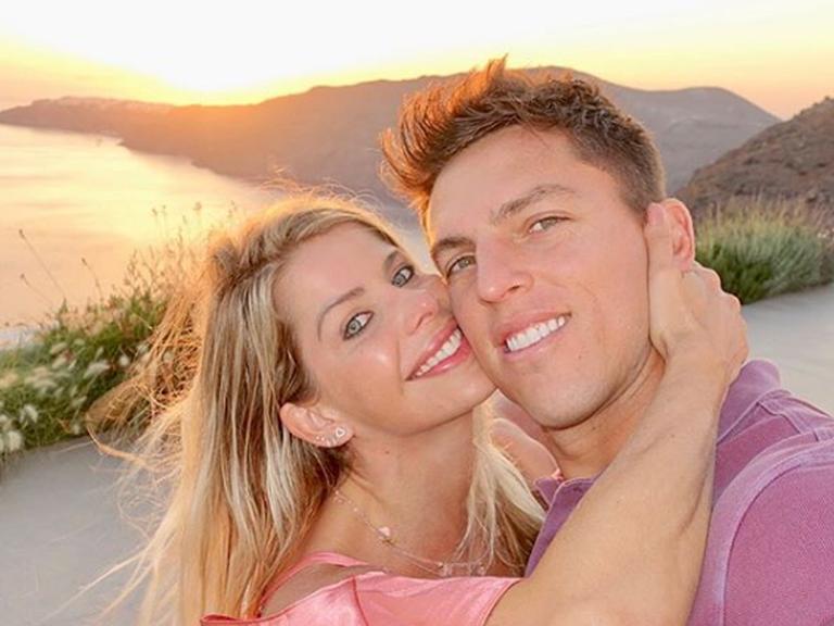 Na Grécia, Karina Bacchi e Amaury Nunes se beijam em cenário paradisíaco
