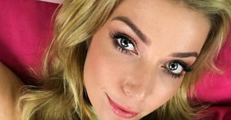 Luiza Possi exibe barriga sequinha em foto só de biquíni