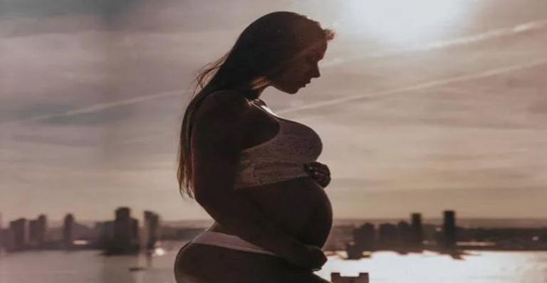 De lingerie, Mayra Cardi exibe barrigão e ganha elogio de Arthur Aguiar