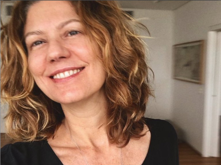 Patricia Pillar agita fãs com foto romântica ao lado de homem misterioso