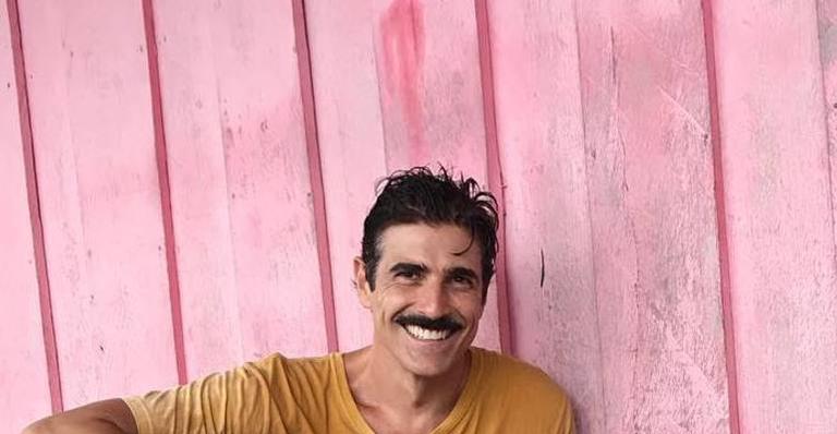 Com cabelo curto e sem bigode, Reynaldo Gianecchini passeia pelo Rio de Janeiro