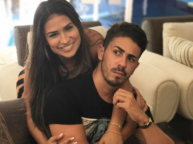 Simone aparece de surpresa em festa na vila de Carlinhos Maia e o comediante vai às lágrimas
