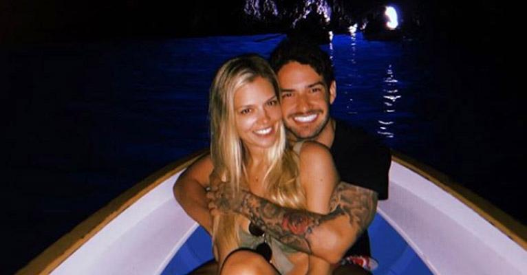 Alexandre Pato posa com a namorada, Danielle Knudson, e ela é comparada com a ex do craque, Fiorella Mattheis