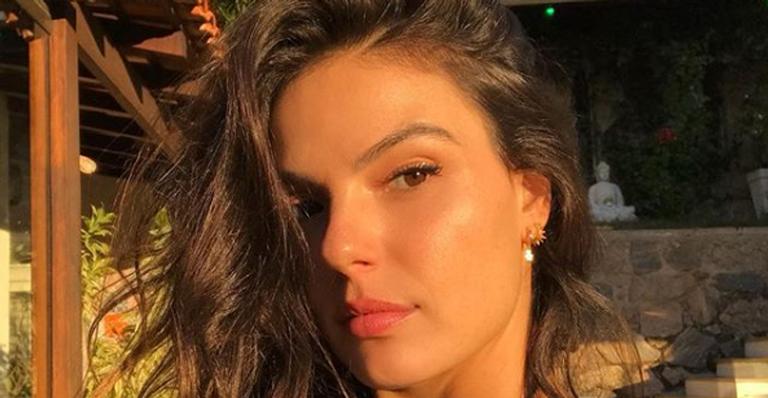 Isis Valverde faz clique florido, mas fãs só querem saber da barriguinha