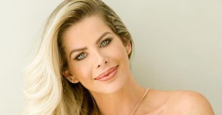 Karina Bacchi exibe suas curvas durante viagem à Grécia