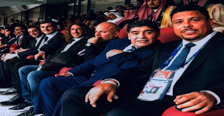 Ronaldo e Maradona posam ao lado de Puyol, Casillas e Xavi Alonso