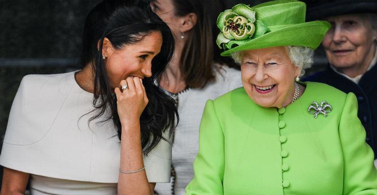Meghan Markle se diverte em inauguração de ponte ao lado da rainha Elizabeth II