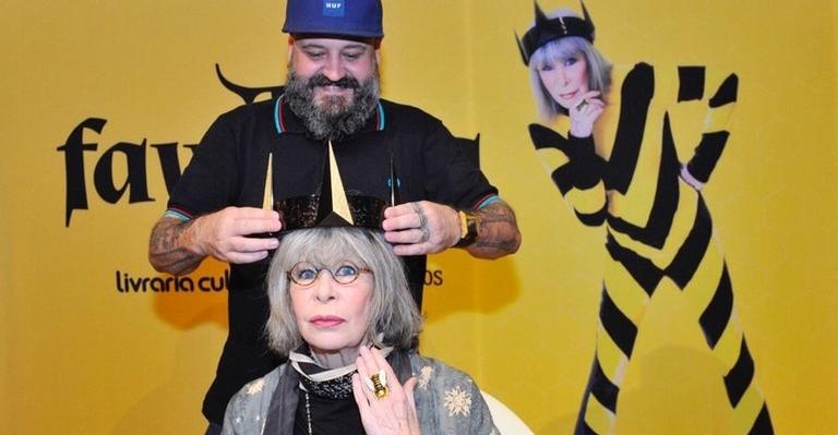 Rita Lee recebe família e fãs no lançamento de seu novo livro favoRita, comemorando seus 70 anos