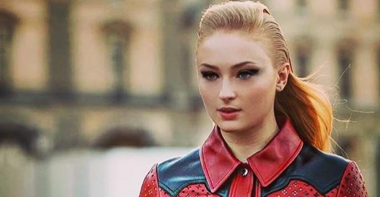 Sophie Turner posta foto de sua nova tatuagem e desenho pode conter um spoiler sobre o fim de Game of Thrones