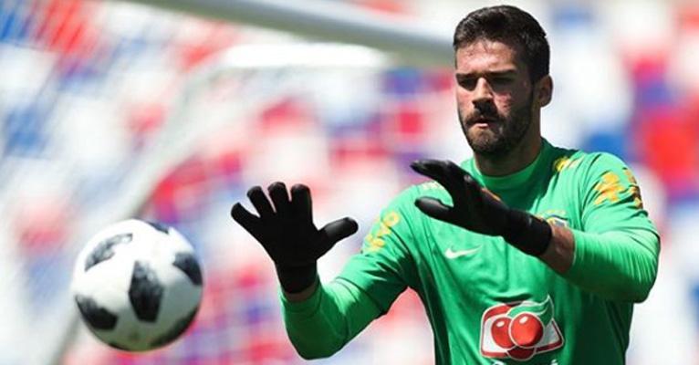 Alisson Becker, goleiro da seleção, relembra a filha, Helena, em clique fofo