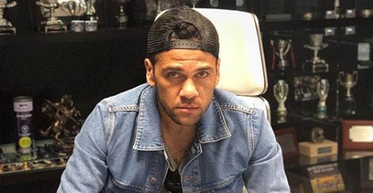 Fora da Copa, Daniel Alves lança videoclipe da música ‘Suave’